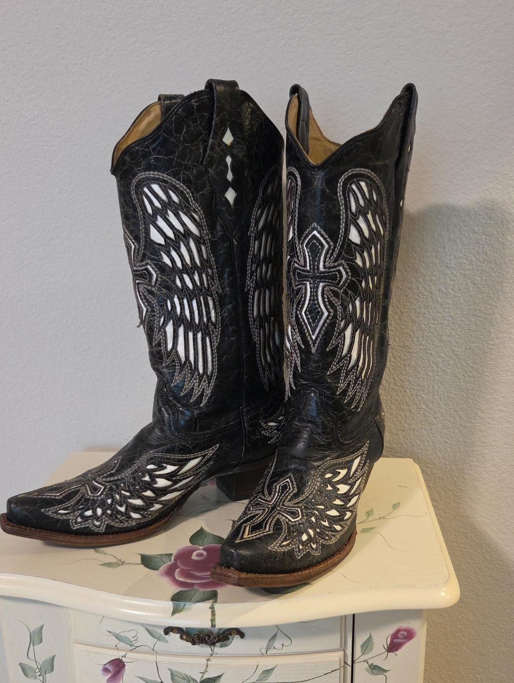 Corral Women's Distressed Crackled Leather Boots Size 9.5 Cross & Wings Design
